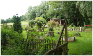 am Rosengarten vorbei zur großen Wiese